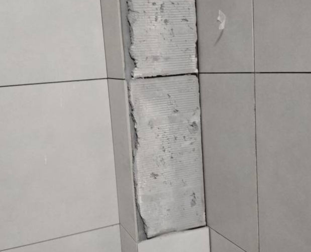 莱西瓷砖空鼓维修公司分享下瓷砖施工前基层浇水润湿程度不足，可能导致以下问题
